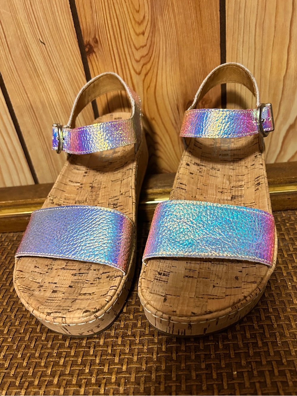 Born Sari Sandal Silver Multi Hologram Leather Strappy Wedge Platform Size 8